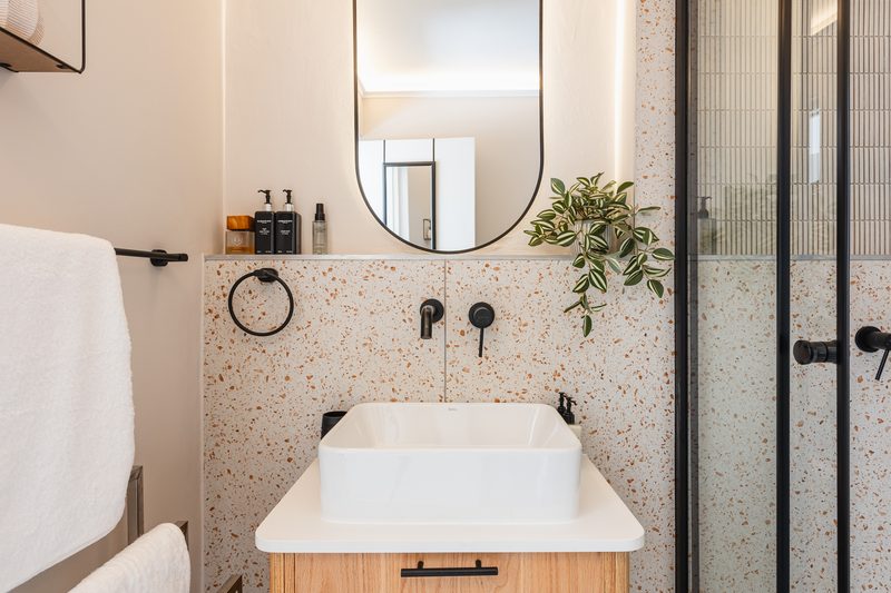 The shower and basin at Charlie and the Chairman